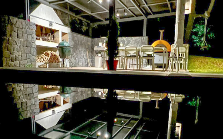 Casa de 650 m2 con piscina privada y 5.454 m2 de terreno en Bello Horizonte Escazú