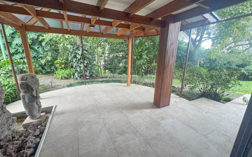 Casa de 650 m2 con piscina privada y 5.454 m2 de terreno en Bello Horizonte Escazú