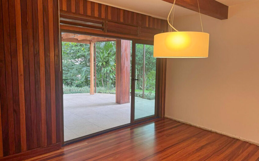 Casa de 650 m2 con piscina privada y 5.454 m2 de terreno en Bello Horizonte Escazú