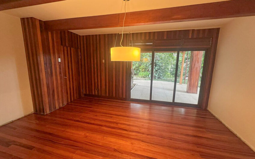 Casa de 650 m2 con piscina privada y 5.454 m2 de terreno en Bello Horizonte Escazú