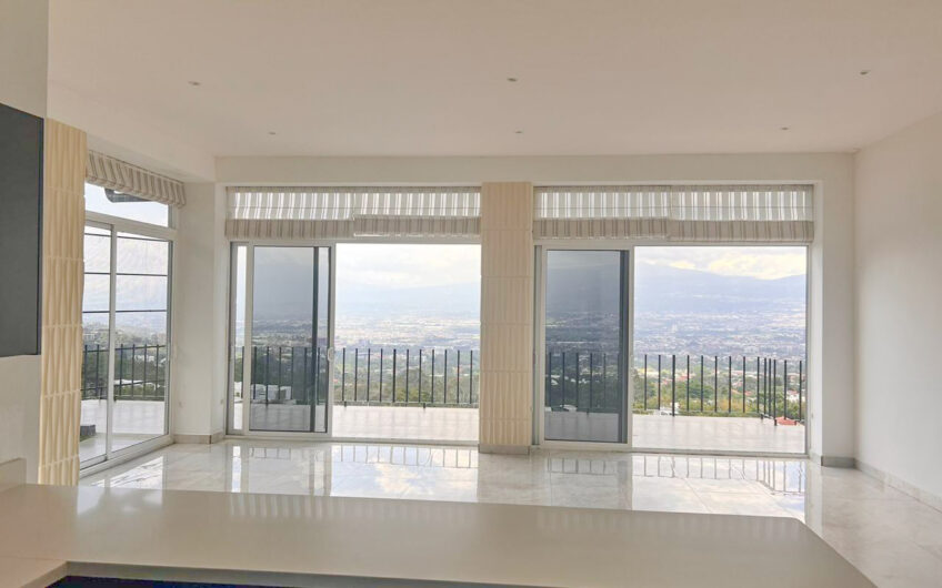 Casa Independiente con Espectaculares Vistas y Amplio Jardín en San Antonio de Escazú