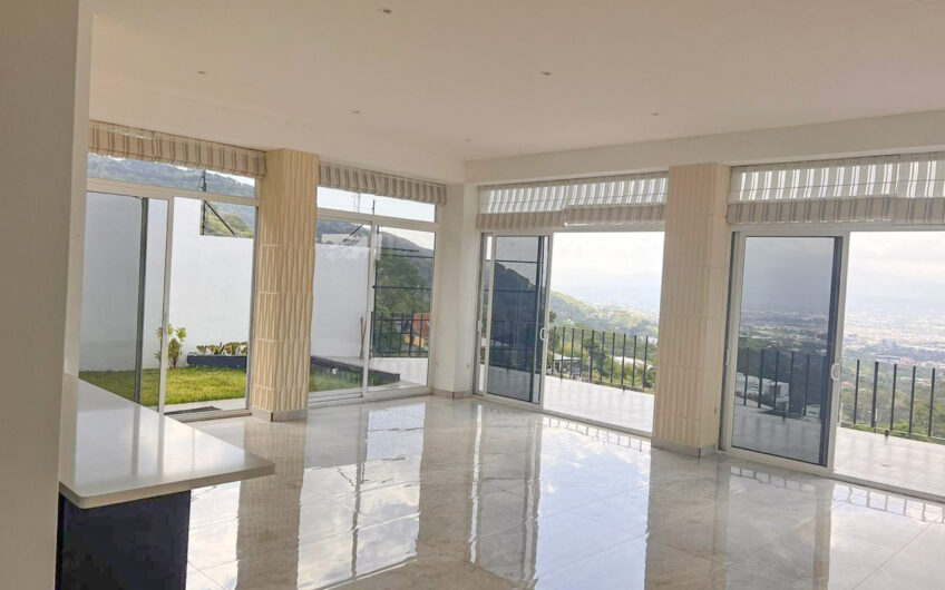 Casa Independiente con Espectaculares Vistas y Amplio Jardín en San Antonio de Escazú