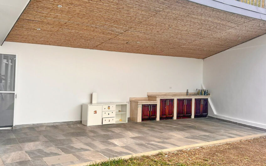 Casa Independiente con Espectaculares Vistas y Amplio Jardín en San Antonio de Escazú