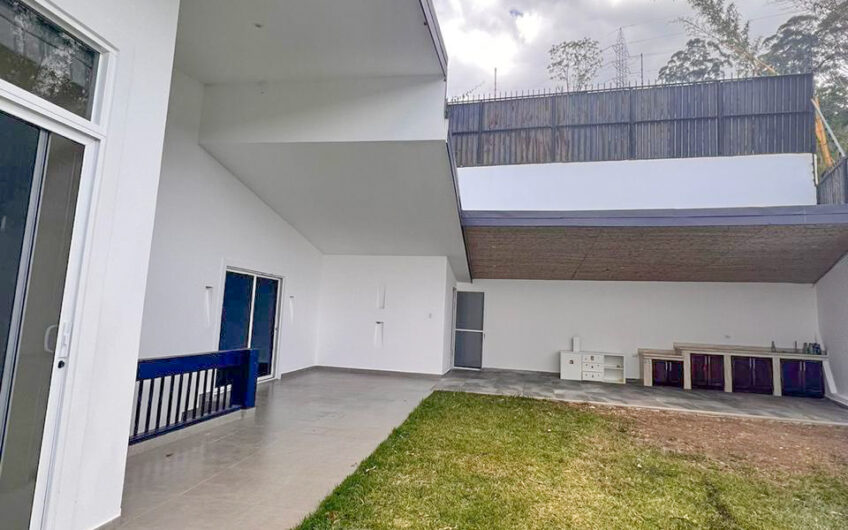 Casa Independiente con Espectaculares Vistas y Amplio Jardín en San Antonio de Escazú