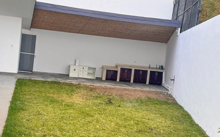 Casa Independiente con Espectaculares Vistas y Amplio Jardín en San Antonio de Escazú
