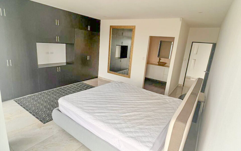 Casa Independiente con Espectaculares Vistas y Amplio Jardín en San Antonio de Escazú