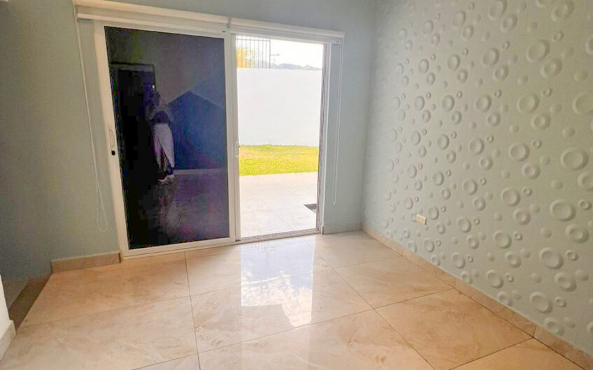 Casa Independiente con Espectaculares Vistas y Amplio Jardín en San Antonio de Escazú