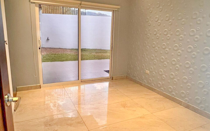 Casa Independiente con Espectaculares Vistas y Amplio Jardín en San Antonio de Escazú