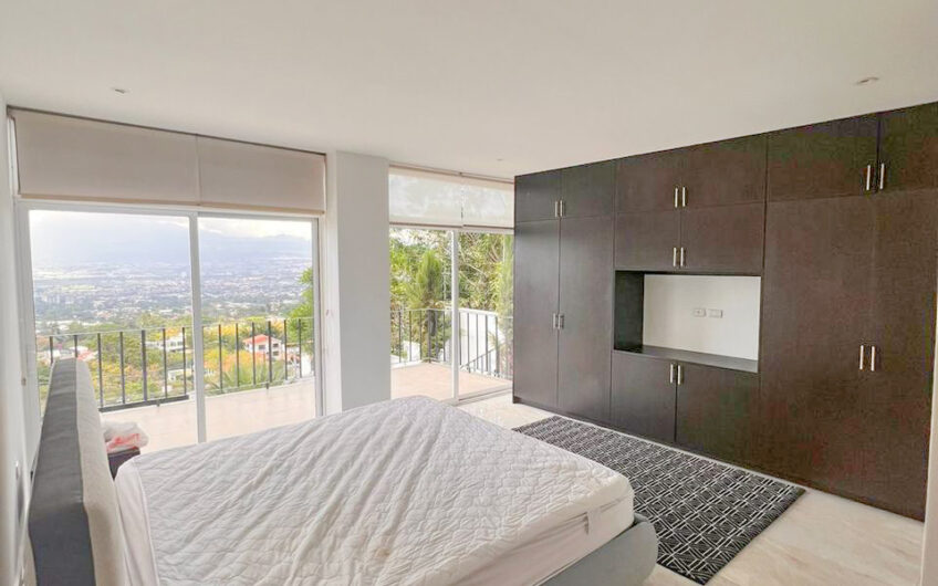 Casa Independiente con Espectaculares Vistas y Amplio Jardín en San Antonio de Escazú