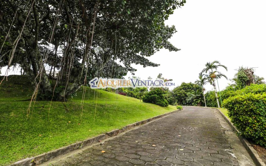 Casa de 650 m2 con piscina privada y 5.454 m2 de terreno en Bello Horizonte Escazú