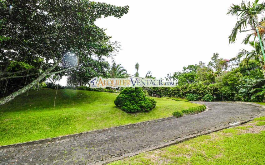 Casa de 650 m2 con piscina privada y 5.454 m2 de terreno en Bello Horizonte Escazú