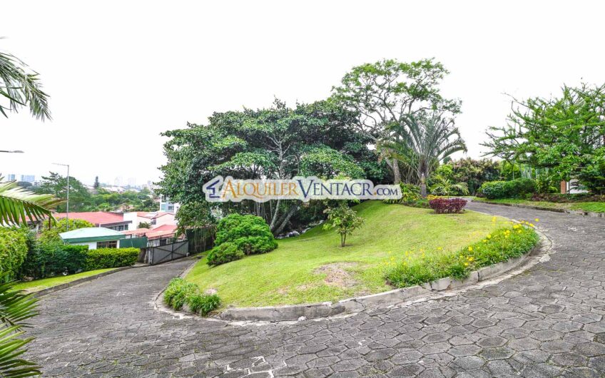 Casa de 650 m2 con piscina privada y 5.454 m2 de terreno en Bello Horizonte Escazú