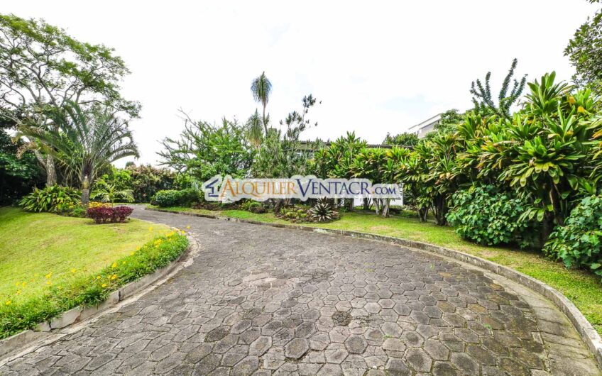 Casa de 650 m2 con piscina privada y 5.454 m2 de terreno en Bello Horizonte Escazú