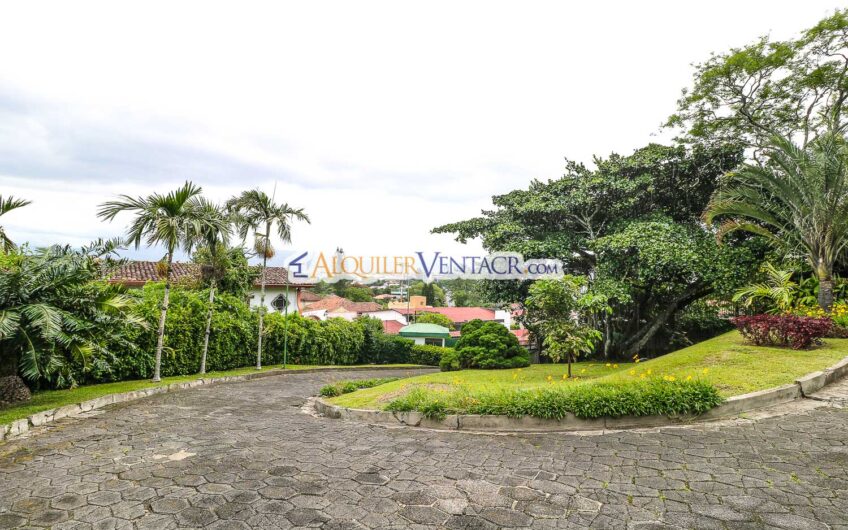 Casa de 650 m2 con piscina privada y 5.454 m2 de terreno en Bello Horizonte Escazú