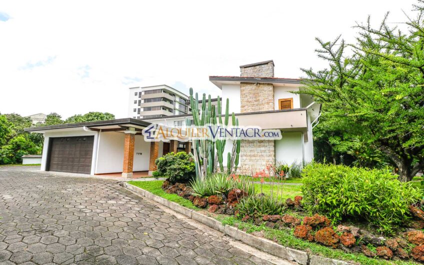 Casa de 650 m2 con piscina privada y 5.454 m2 de terreno en Bello Horizonte Escazú