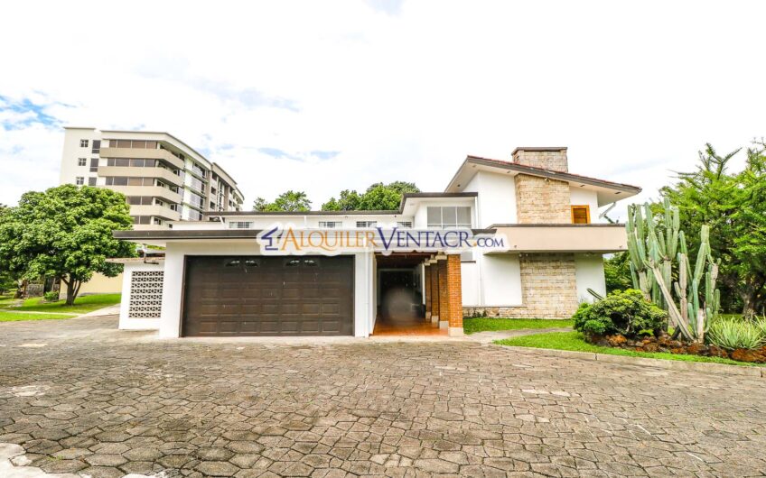 Casa de 650 m2 con piscina privada y 5.454 m2 de terreno en Bello Horizonte Escazú