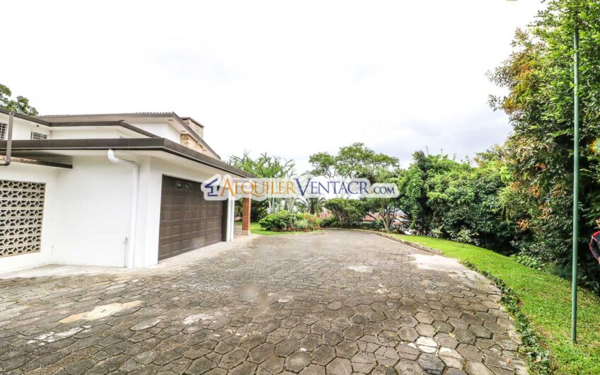 Casa de 650 m2 con piscina privada y 5.454 m2 de terreno en Bello Horizonte Escazú