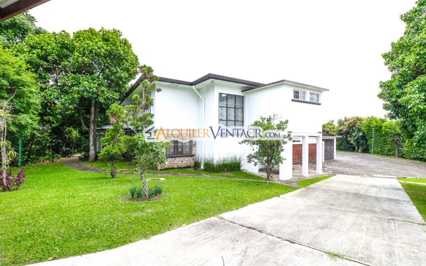 Casa de 650 m2 con piscina privada y 5.454 m2 de terreno en Bello Horizonte Escazú