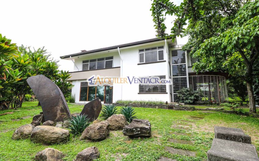 Casa de 650 m2 con piscina privada y 5.454 m2 de terreno en Bello Horizonte Escazú