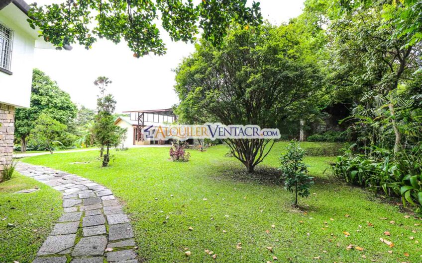 Casa de 650 m2 con piscina privada y 5.454 m2 de terreno en Bello Horizonte Escazú
