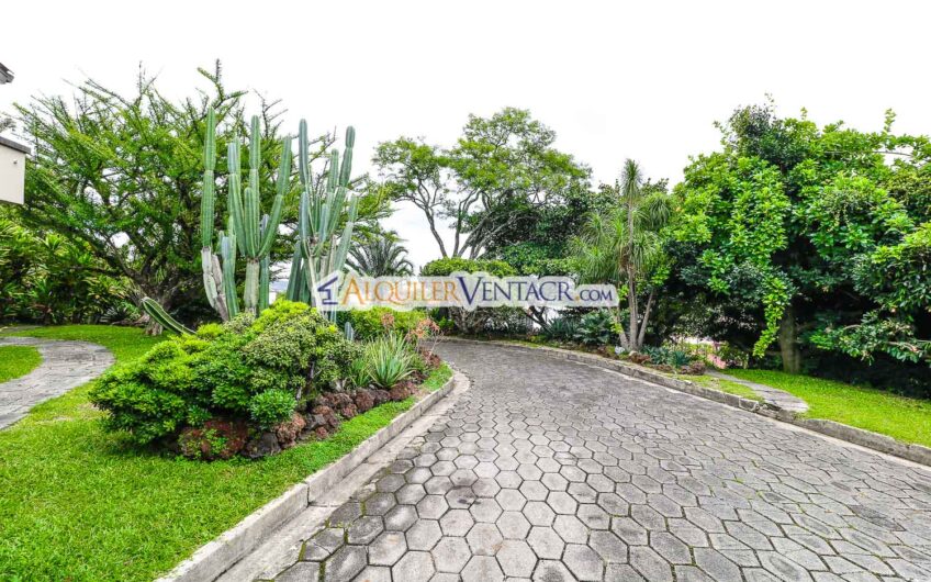 Casa de 650 m2 con piscina privada y 5.454 m2 de terreno en Bello Horizonte Escazú