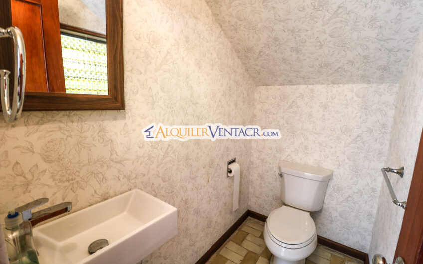 Casa de 650 m2 con piscina privada y 5.454 m2 de terreno en Bello Horizonte Escazú