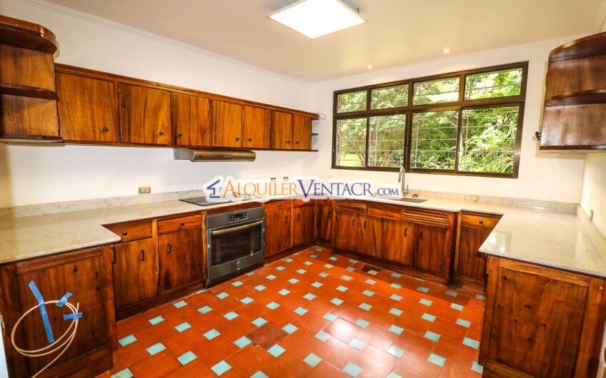 Casa de 650 m2 con piscina privada y 5.454 m2 de terreno en Bello Horizonte Escazú
