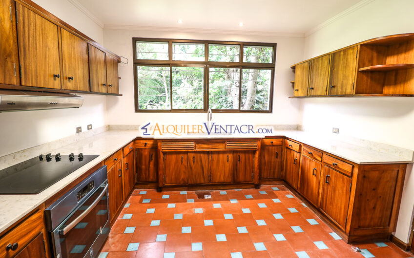 Casa de 650 m2 con piscina privada y 5.454 m2 de terreno en Bello Horizonte Escazú