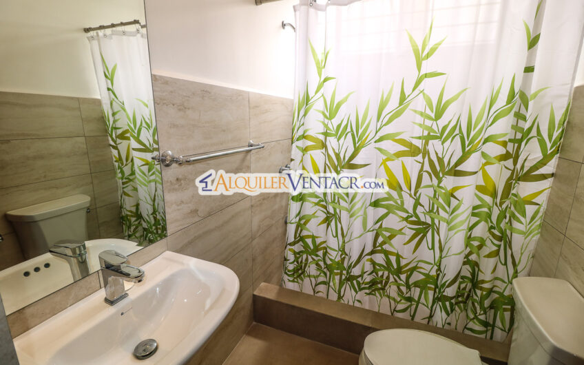 Casa de 650 m2 con piscina privada y 5.454 m2 de terreno en Bello Horizonte Escazú
