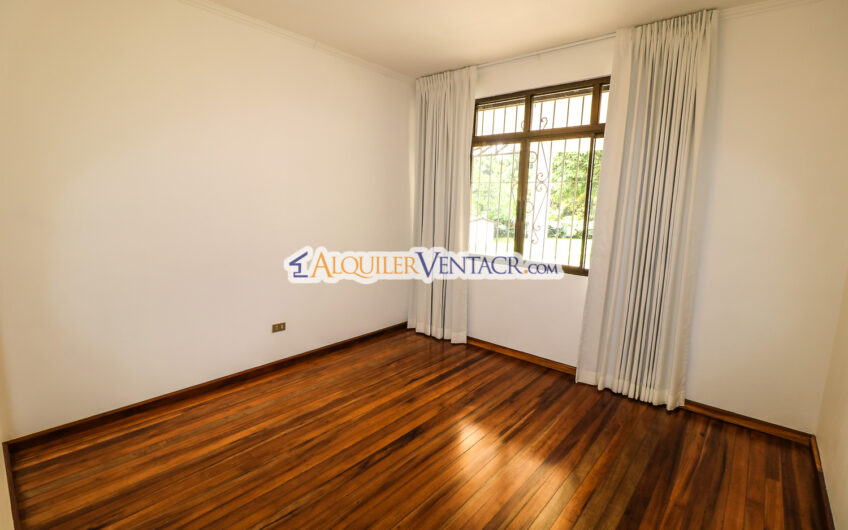 Casa de 650 m2 con piscina privada y 5.454 m2 de terreno en Bello Horizonte Escazú