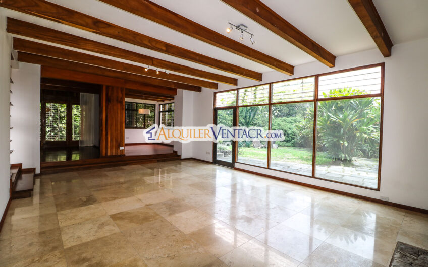 Casa de 650 m2 con piscina privada y 5.454 m2 de terreno en Bello Horizonte Escazú