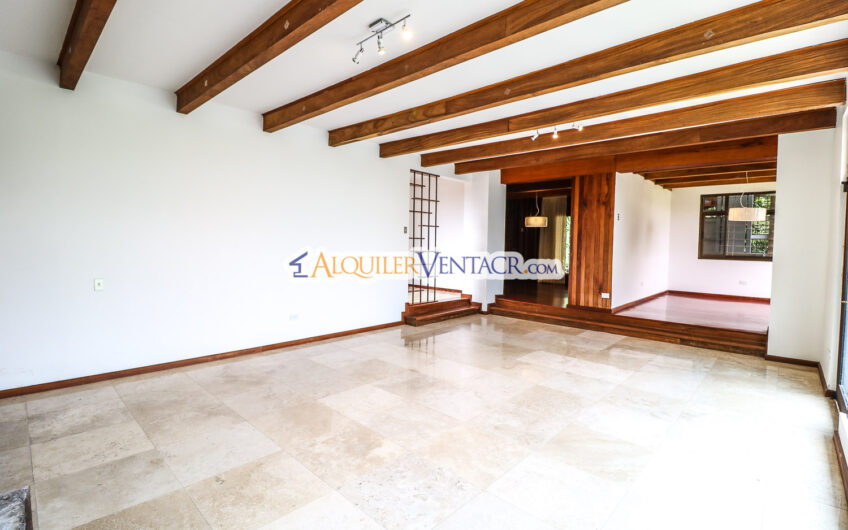 Casa de 650 m2 con piscina privada y 5.454 m2 de terreno en Bello Horizonte Escazú