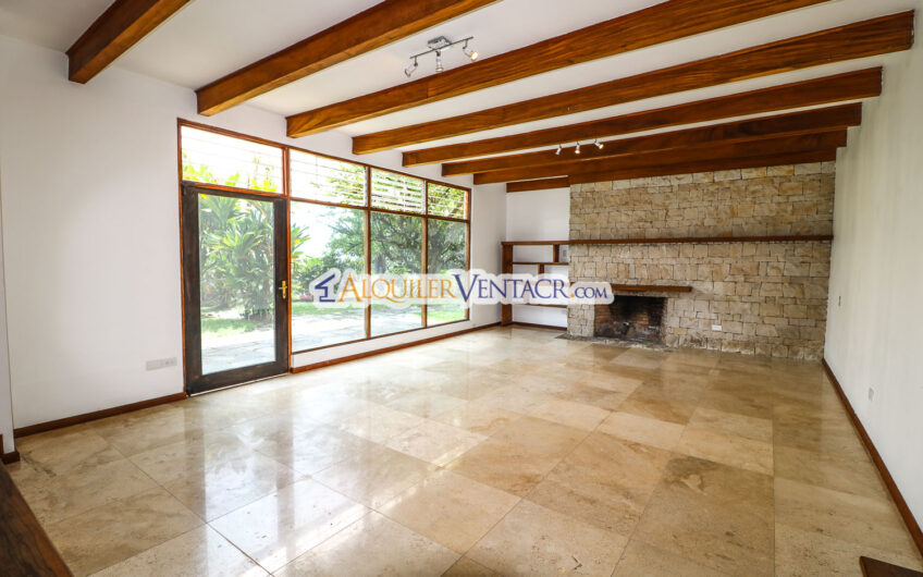 Casa de 650 m2 con piscina privada y 5.454 m2 de terreno en Bello Horizonte Escazú