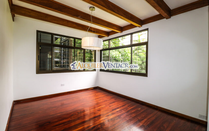 Casa de 650 m2 con piscina privada y 5.454 m2 de terreno en Bello Horizonte Escazú