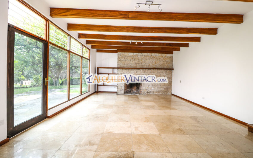 Casa de 650 m2 con piscina privada y 5.454 m2 de terreno en Bello Horizonte Escazú