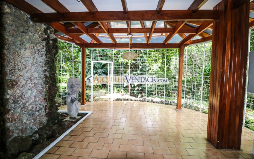 Casa de 650 m2 con piscina privada y 5.454 m2 de terreno en Bello Horizonte Escazú