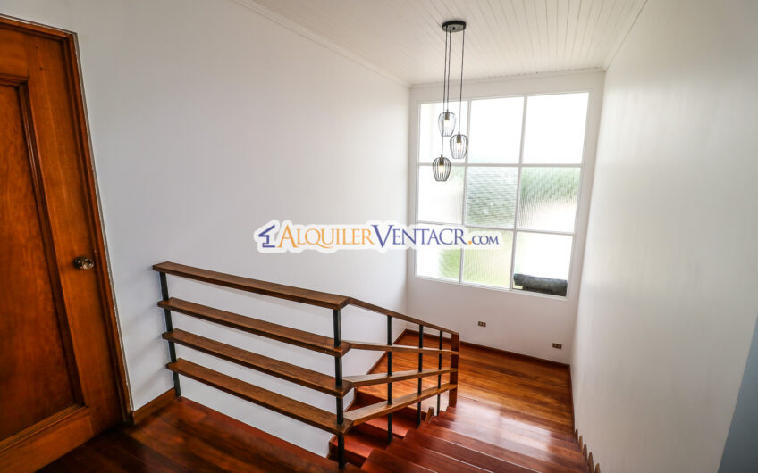 Casa de 650 m2 con piscina privada y 5.454 m2 de terreno en Bello Horizonte Escazú