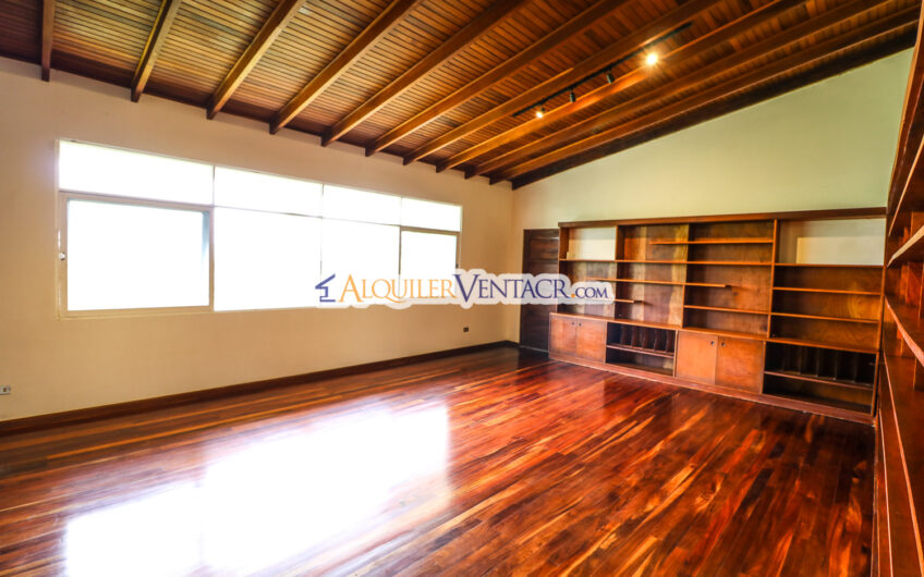 Casa de 650 m2 con piscina privada y 5.454 m2 de terreno en Bello Horizonte Escazú