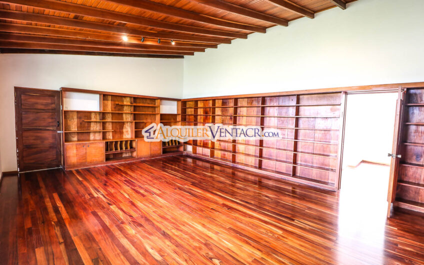 Casa de 650 m2 con piscina privada y 5.454 m2 de terreno en Bello Horizonte Escazú