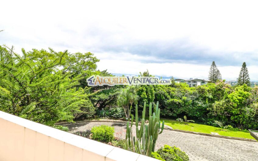 Casa de 650 m2 con piscina privada y 5.454 m2 de terreno en Bello Horizonte Escazú