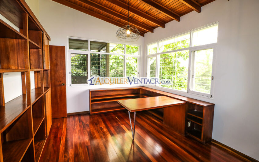 Casa de 650 m2 con piscina privada y 5.454 m2 de terreno en Bello Horizonte Escazú