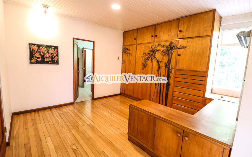 Casa de 650 m2 con piscina privada y 5.454 m2 de terreno en Bello Horizonte Escazú