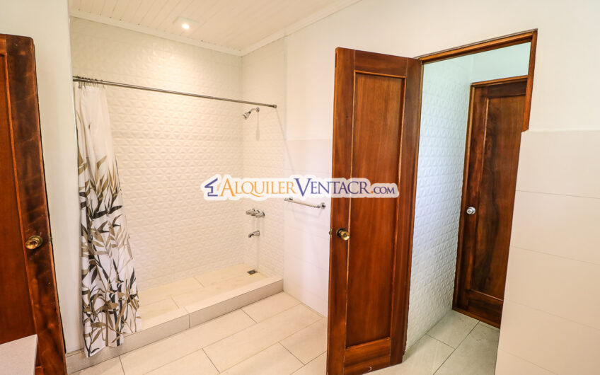 Casa de 650 m2 con piscina privada y 5.454 m2 de terreno en Bello Horizonte Escazú