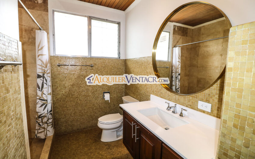 Casa de 650 m2 con piscina privada y 5.454 m2 de terreno en Bello Horizonte Escazú