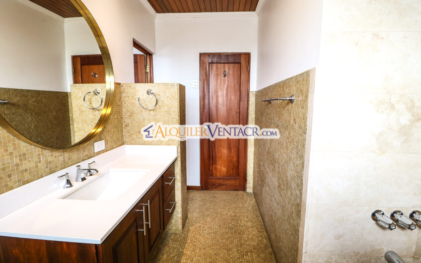 Casa de 650 m2 con piscina privada y 5.454 m2 de terreno en Bello Horizonte Escazú