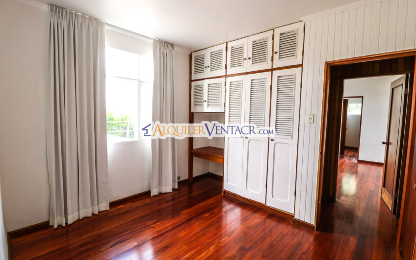 Casa de 650 m2 con piscina privada y 5.454 m2 de terreno en Bello Horizonte Escazú