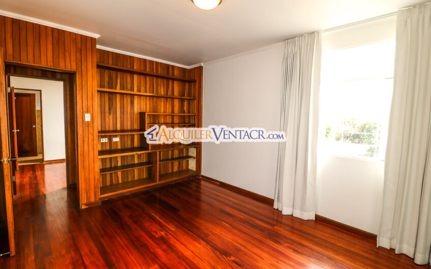 Casa de 650 m2 con piscina privada y 5.454 m2 de terreno en Bello Horizonte Escazú