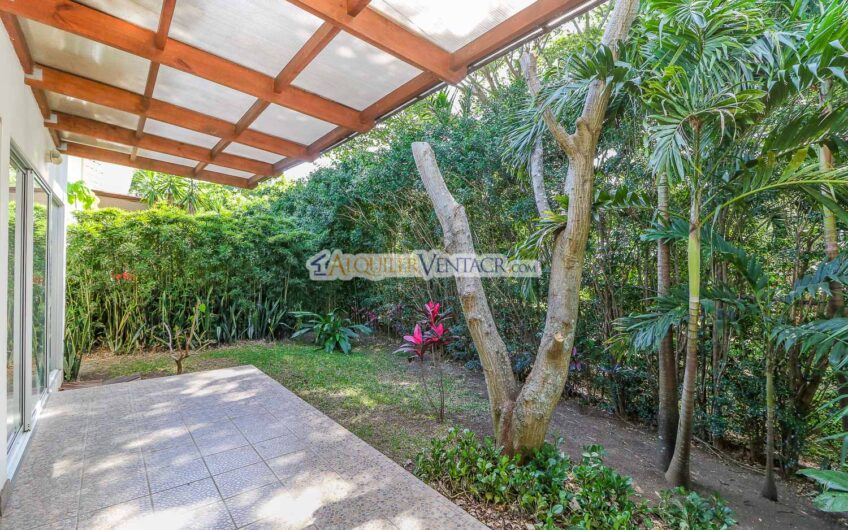 Condo de Un Nivel con línea blanca y jardín en Brasil de Santa Ana