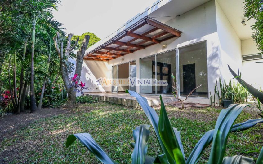 Condo de Un Nivel con línea blanca y jardín en Brasil de Santa Ana