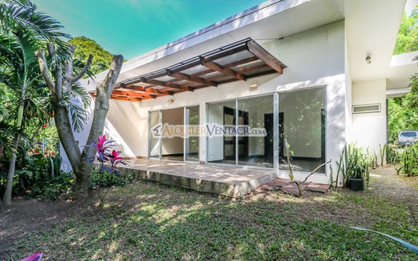 Condo de Un Nivel con línea blanca y jardín en Brasil de Santa Ana